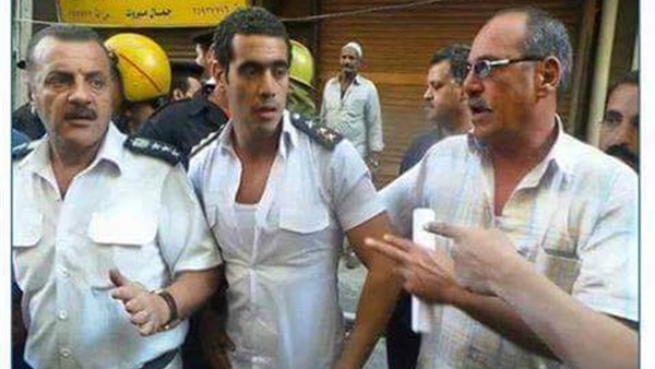 بالصور.. نقيب شرطة بالأزبكية ينقذ طالب ثانوية من تحت الأنقاض