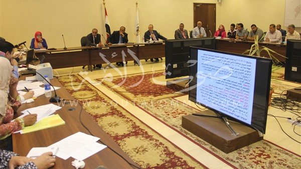 محافظ بني سويف يستعرض موقف 43 مشروعًا بالمناطق الصناعية