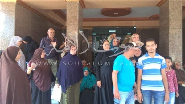 بالصور.. العاملين بشركة منسوجات يعتصمون أمام محافظة الشرقية