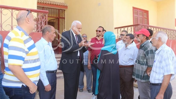 بالصور.. محافظ السويس يتفقد مساكن الزواج الحديث بحي «عتاقة»