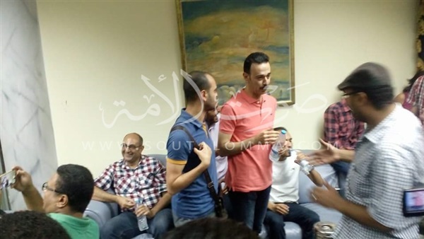 بالصور.. لحظة وصول عمرو بدر لمؤتمر لجنة الحريات بـ«الصحفيين»