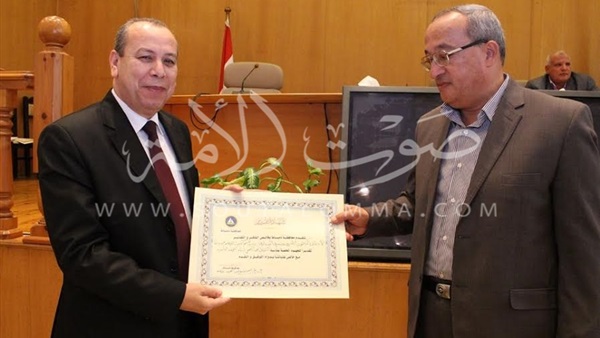 بالصور.. محافظ دمياط يكرم أعضاء اللجنة العلمية