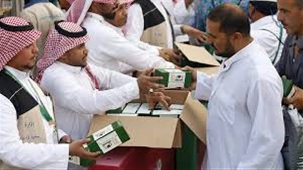 إدارة سقيا زمزم تقدم ضيافتها لحجاج بيت الله الحرام
