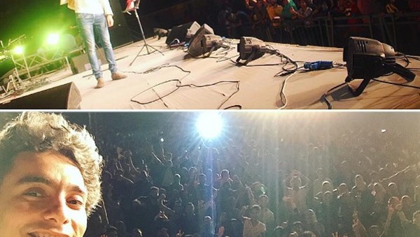 بالصورة..«محمد محسن» يلتقط سيلفى مع جمهورة