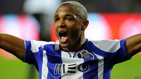 الخلافات المالية تعرقل انتقال الجزائري براهيمي إلى إيفرتون