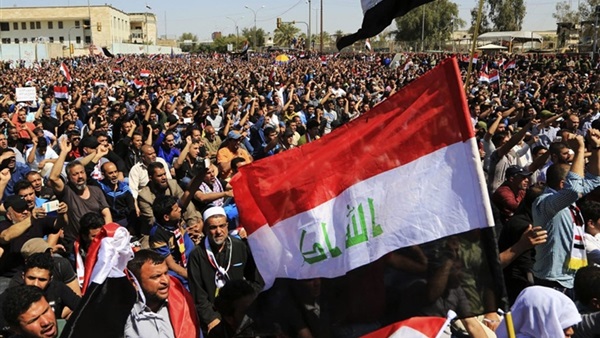 مئات العراقيين يتظاهرون في ساحة التحرير ببغداد