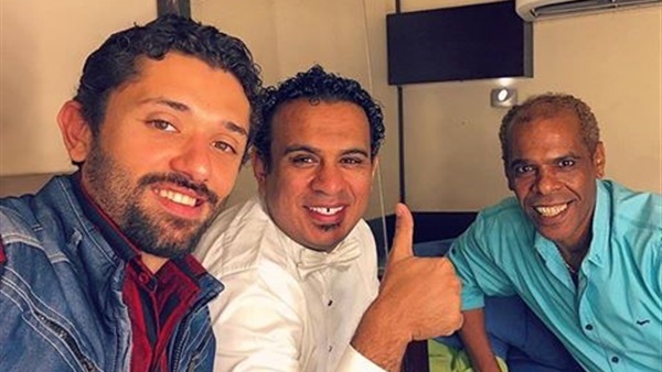 كريم محمود عبد العزيز يشارك جمهورة بصورة من شقه فيصل 