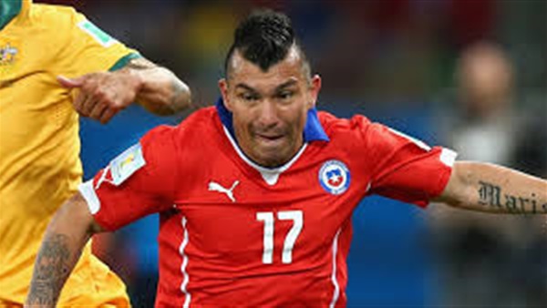 منتخب تشيلي يخرج جاري ميديل من المعسكر