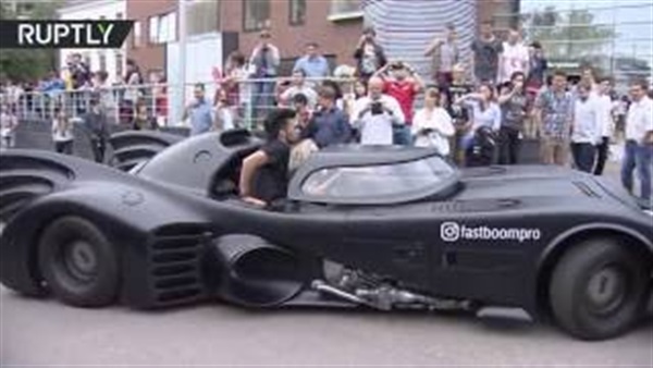 شرطة المرور توقف سيارة الرجل الباتمان