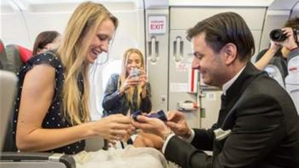 بالصور.. شاب يفاجئ حبيبته بطلب الزواج على متن طائرة 