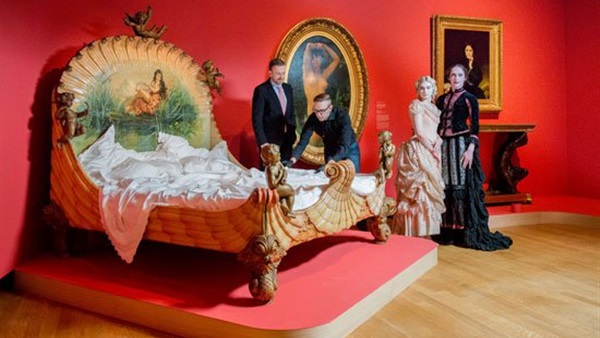 في اليابان.. معرض يرصد  دعارة الاطفال