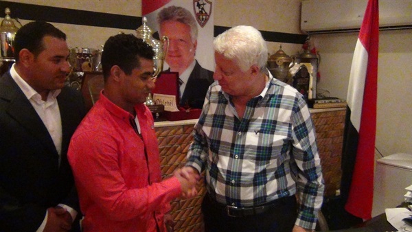 بالفيديو.. رئيس الزمالك يمنح محمد إيهاب العضوية الشرفية