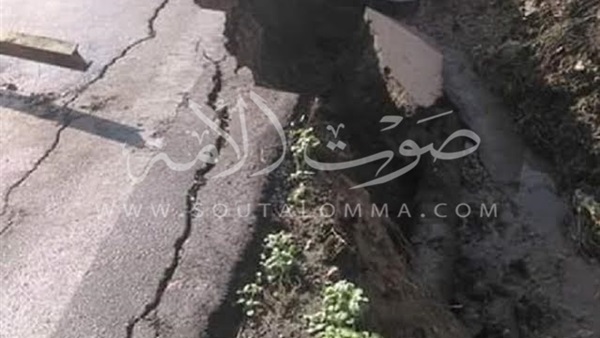  بالصور..هبوط أرضي بطريق البحيرة الزراعى بسبب الأمطار