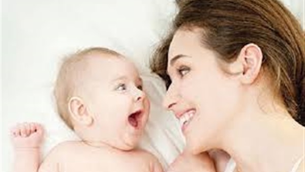 طبيب فرنسي: الأطفال الصغار يكتسبون مهارات اللغة والحركة من أخواتهم الأكبر سنا