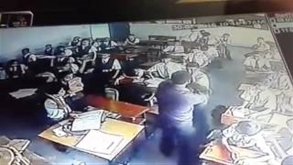 بالفيديو..معلم ينهال بالضرب المبرح على طفل بسبب "الواجب" 