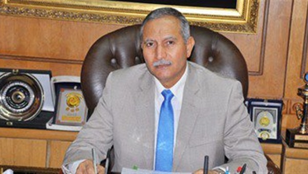 مدير أمن سوهاج يكرم ضابط إدارة الطرق لتفانيه فى العمل