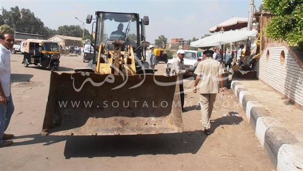 بالصور.. حملة مكبرة لإزالة التعديات علي أملاك الدولة بكفر الشيخ 