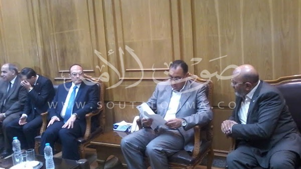 بالصور.. محافظ القليوبية يستقبل وزير الإسكان 