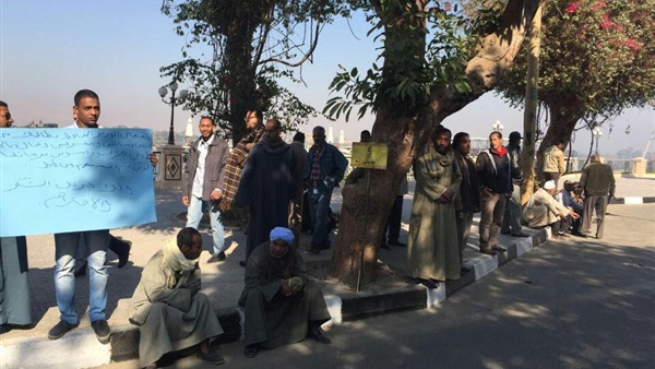 تظاهر عشرات العاملين المؤقتين بـ«تعليم قنا» للمطالبة بالتثبيت