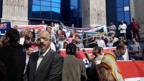 «العاملون بالضرائب»: الوقفة قانونية وهدفنا إقالة دميان وتعديل «الخدمة المدنية»