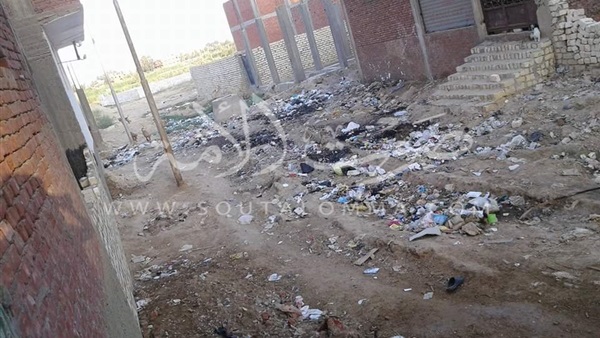 بالصور.. استياء أهالى حي الجناين بسبب انتشار القمامة بالسويس