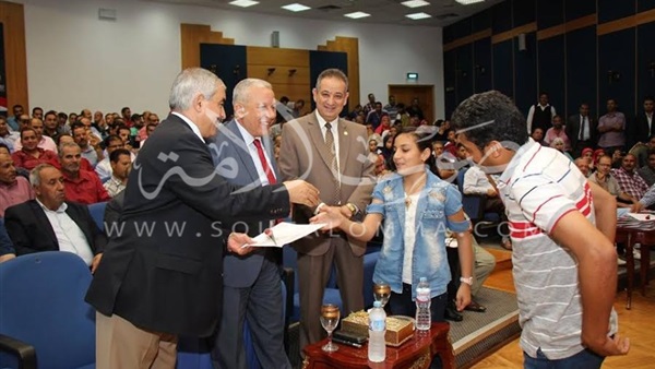 بالصور.. «صالح» يعقد إجتماعه الشهرى بعاملى ميناء دمياط