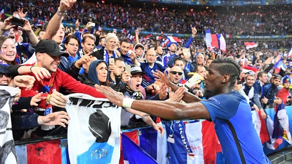 الجماهير الفرنسيه تشعل بيلاروسيا من اجل "بوجبا"