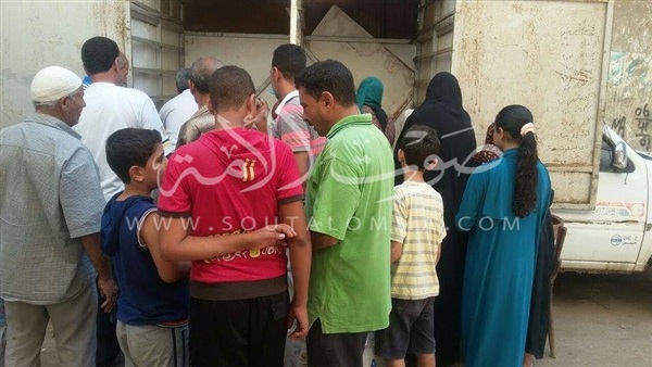 بالصور.. إستمرار قوافل بيع السلع الغذائية بقرى دمياط