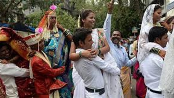 بالصور.. تعرف على أغرب عادات الزواج حول العالم.. وضع عنكبوت لجلب الحظ.. قفز العروسان فوق مكنسة.. قرص رجل البنت للالتحاق بها.. مكعب من السكر في باقة الزهور للحصول على السعادة