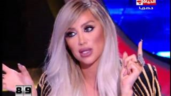 بالفيديو..5 فنانات يصرحون بعلاقاتهم الغير شرعية..مايا دياب عاشرت زوجها عامين قبل الزواج..انتصار تشاهد الافلام الاباحية..وايناس الدغيدى ممارسة العلاقة قبل الزواج حلال 