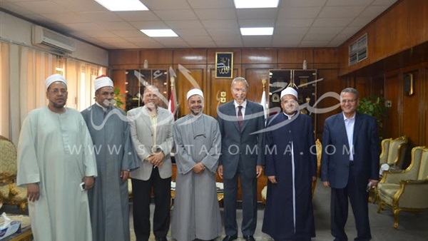 بالصور.. القيادات التنفيذية تهنئ محافظ قنا بتجديد الثقه 