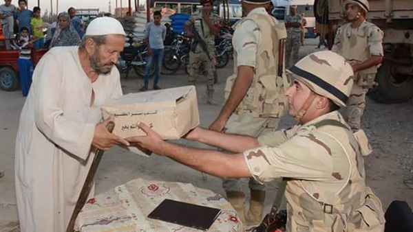 الجيش يوزع الهدايا لأهالي بني سويف قبل العيد 
