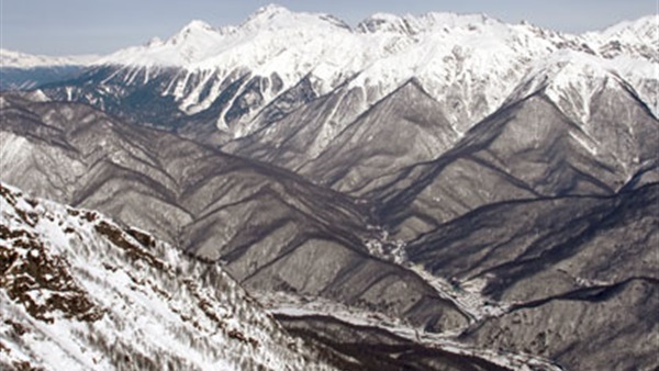 تخلوا عن صديقهم المصاب بجبال روسيا حتى لا تضيع عليهم تذاكر السفر