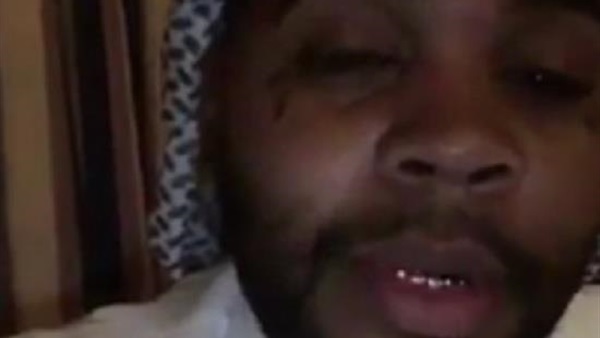 بالصور..مغنى راب عالمى ينهمر فى البكاء عند وصوله مكه المكرمة