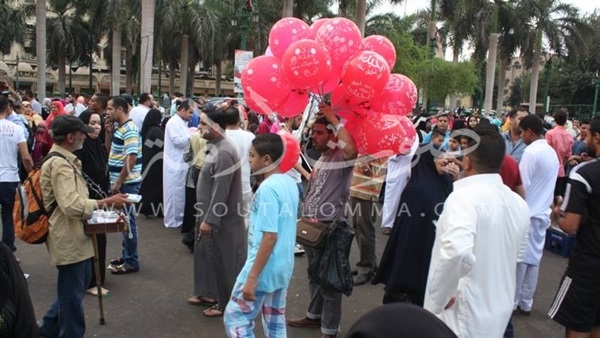 بالصور..  توافد الآلاف على مسجد الحسين احتفالا بعيد الاضحى المبارك