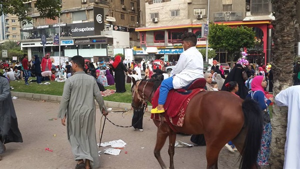 بالصور.. الأطفال يركبون الخيل احتفالا بعيد الاضحى