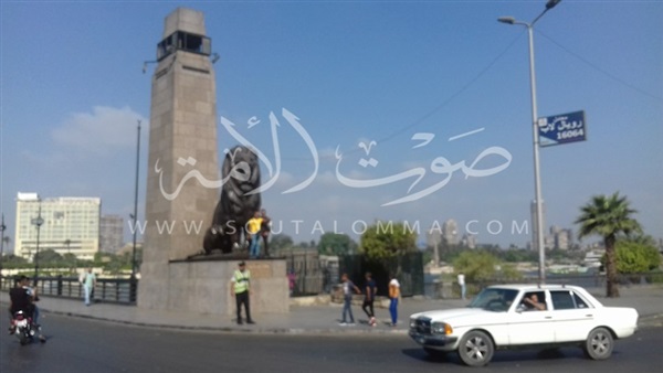 بالفيديو والصور.. «سيلفي» أسدين قصر النيل يتسبب في غضب أفراد الأمن