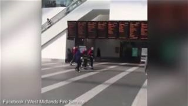 بالفيديو.. طلب الزواج من حبيبته أثناء مهمة إطفاء مزيفة