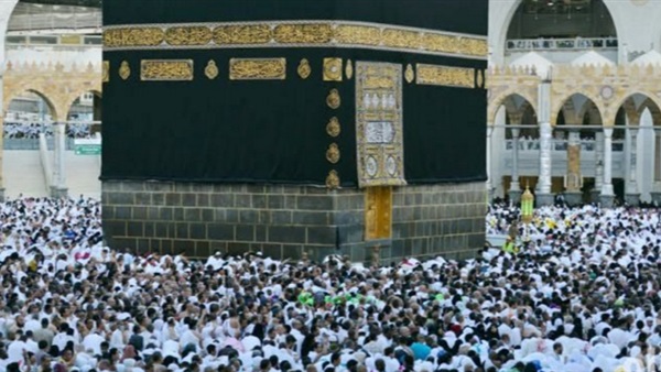 ضيوف الرحمن يؤدون طواف الإفاضة بالمسجد الحرام