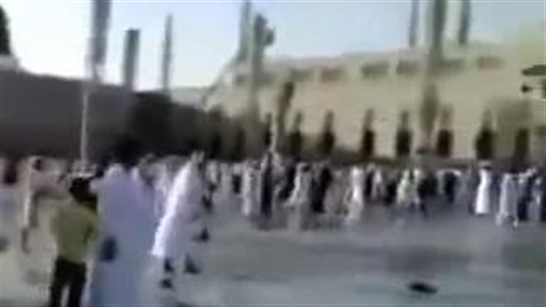 بالفيديو..ضرب بالأحذية فى ساحة المدينة المنورة
