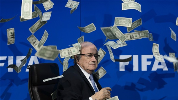 الاتحاد الإنجليزي يطالب "فيفا" بتفسير رسمي لتصريحات بلاتر