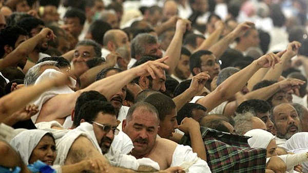 بالصور.. الحجاج يرجمون الشيطان.. رمي الجمرات في أول أيام التشريق.. الغرض منها إهانة الشيطان وإذلاله.. المسلمون يقتدون بالرسول في رمي الجمرات بحجة الوداع.. البدء بالجمرة الصغرى ثم الوسطى والكبرى