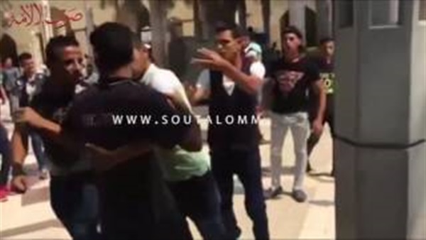 بالفيديو والصور.. مشاجرة عنيفة بين الأمن والشباب بحديقة الأزهر