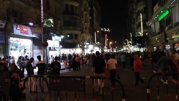 بالصور.. مرور القاهرة تغلق محيط طلعت حرب بالحواجز الحديدية