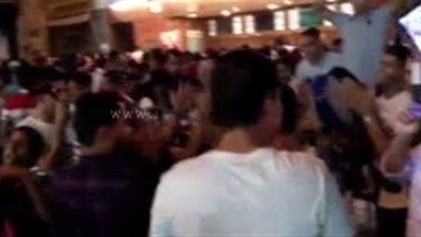 بالفيديو.. شباب يشعلون «طلعت حرب» بالمهرجانات الشعبية 