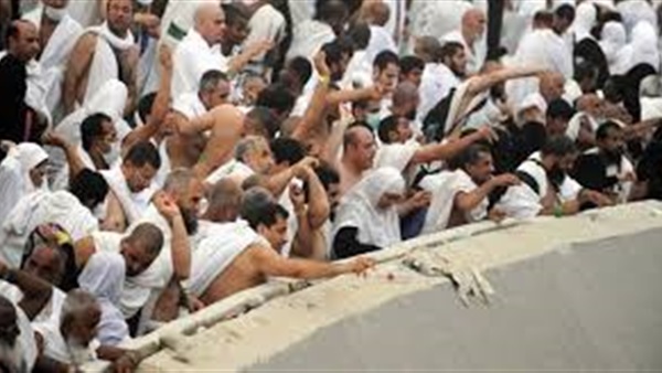 ضيوف الرحمن يواصلون رمي الجمرات في أول أيام التشريق