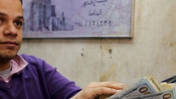 إقبال ضعيف على البنوك فى أول يوم عمل رسمي