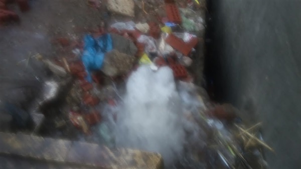 بالصور.. انفجار ماسورة مياة بشارع مسلم ببنها