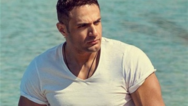 شاهد كيف فاجأ محمد نور زوجته فى عيد زواجهما 