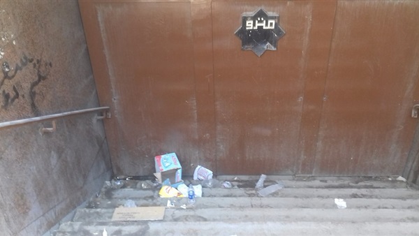 بالصور.. انتشار القمامة بجوار مداخل المترو بميدان التحرير 